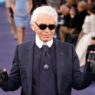 El diseñador Karl Lagerfeld saludando después de un desfile