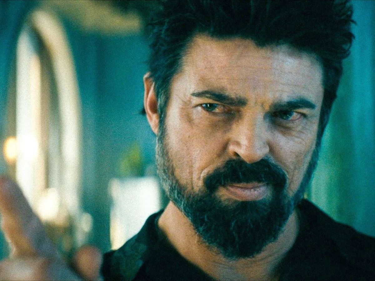 Primer plano de Karl Urban con cara serie en una escena del final de la serie The Boys.