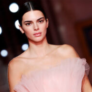 La colección de coches de lujo de Kendall Jenner ya supera el millón de euros: estos son sus modelos más destacados Kendall Jenner desfilando con un elegante vestido rosa.