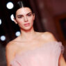 Kendall Jenner desfilando con un elegante vestido rosa.