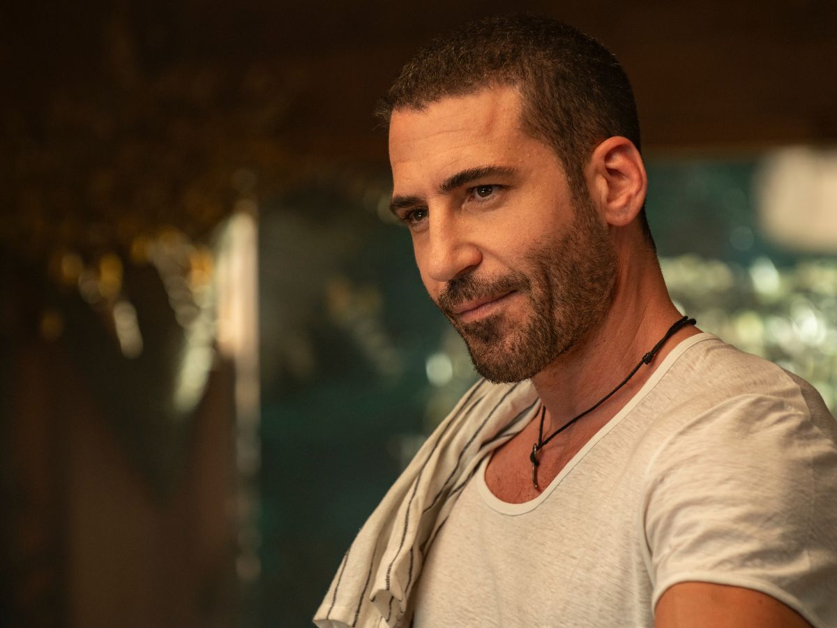 Miguel Ángel Silvestre con camiseta blanca de manga corta en una escena de la película La Fiera.