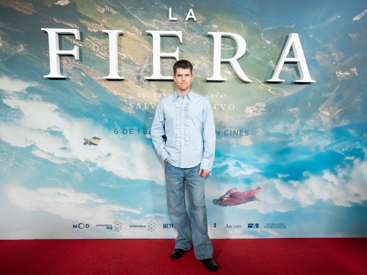 Miguel Bernardeau con camisa azul y vaqueros claros en la alfombra roja del preestreno de La Fiera en el cine Capitol de Madrid.