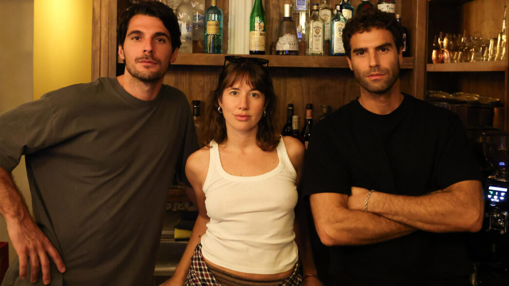 El actor Nico Furtado junto a sus dos socios en Le Clan, su nuevo local en el barrio de Justicia en Madrid