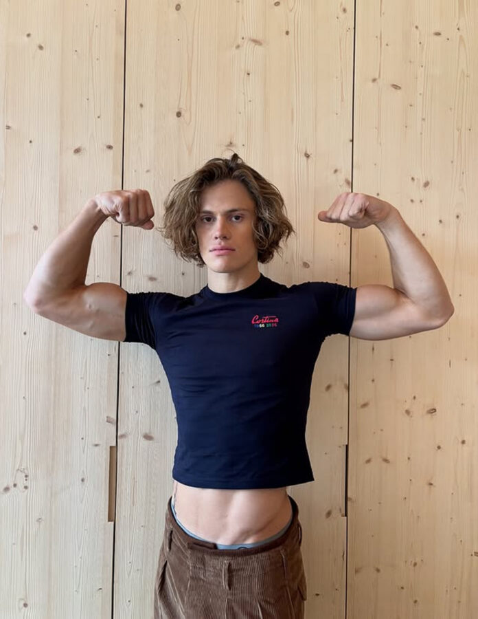 Esquiador Lucas Pinheiro posando sacando biceps