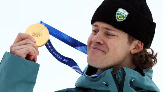 Es esquiador Lucas Pinheiro, campeón olímpico de eslalon gigante en los Juegos de Milán - Cortina 2026