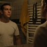 Mario Casas mirándose al espejo con una camiseta de manga corta blanca en una escena de la película Muy Lejos.