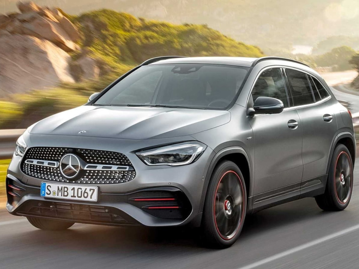 Mercedes-Benz GLA de color gris mate visto en tres cuartos delanteros, circulando por una carretera de montaña con vegetación y curvas al fondo.