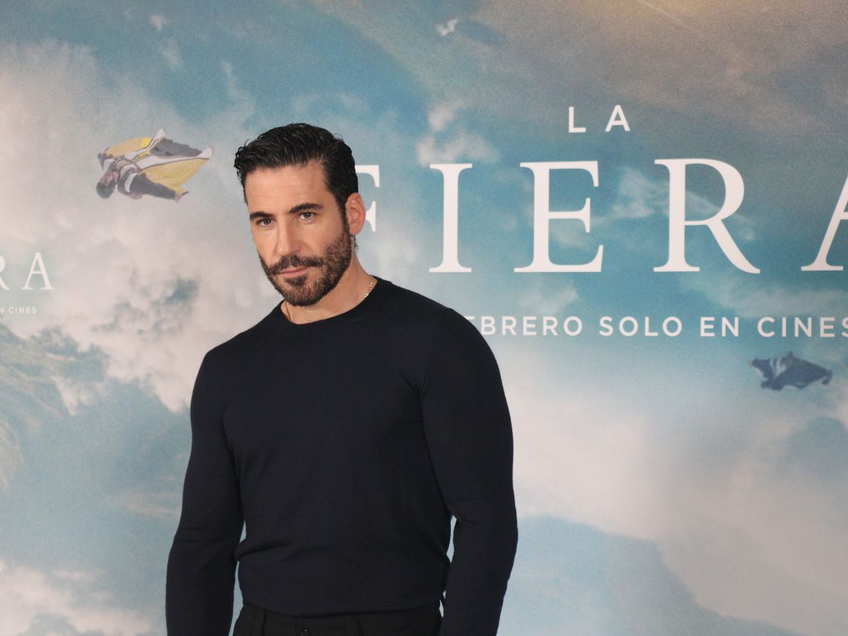 Miguel Ángel Silvestre posa serio y atento en el photocall de la película La Fiera.