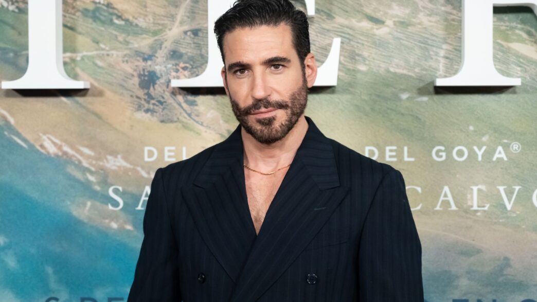 Miguel Ángel Silvestre con chaqueta azul marino de rayas en la alfombra roja de la premiere de La Fiera.