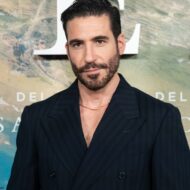 Miguel Ángel Silvestre, actor: “Tener un amigo es tener un tesoro y si compartes con él una pasión, todavía más” Miguel Ángel Silvestre con chaqueta azul marino de rayas en la alfombra roja de la premiere de La Fiera.