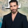 Miguel Ángel Silvestre con chaqueta azul marino de rayas en la alfombra roja de la premiere de La Fiera.