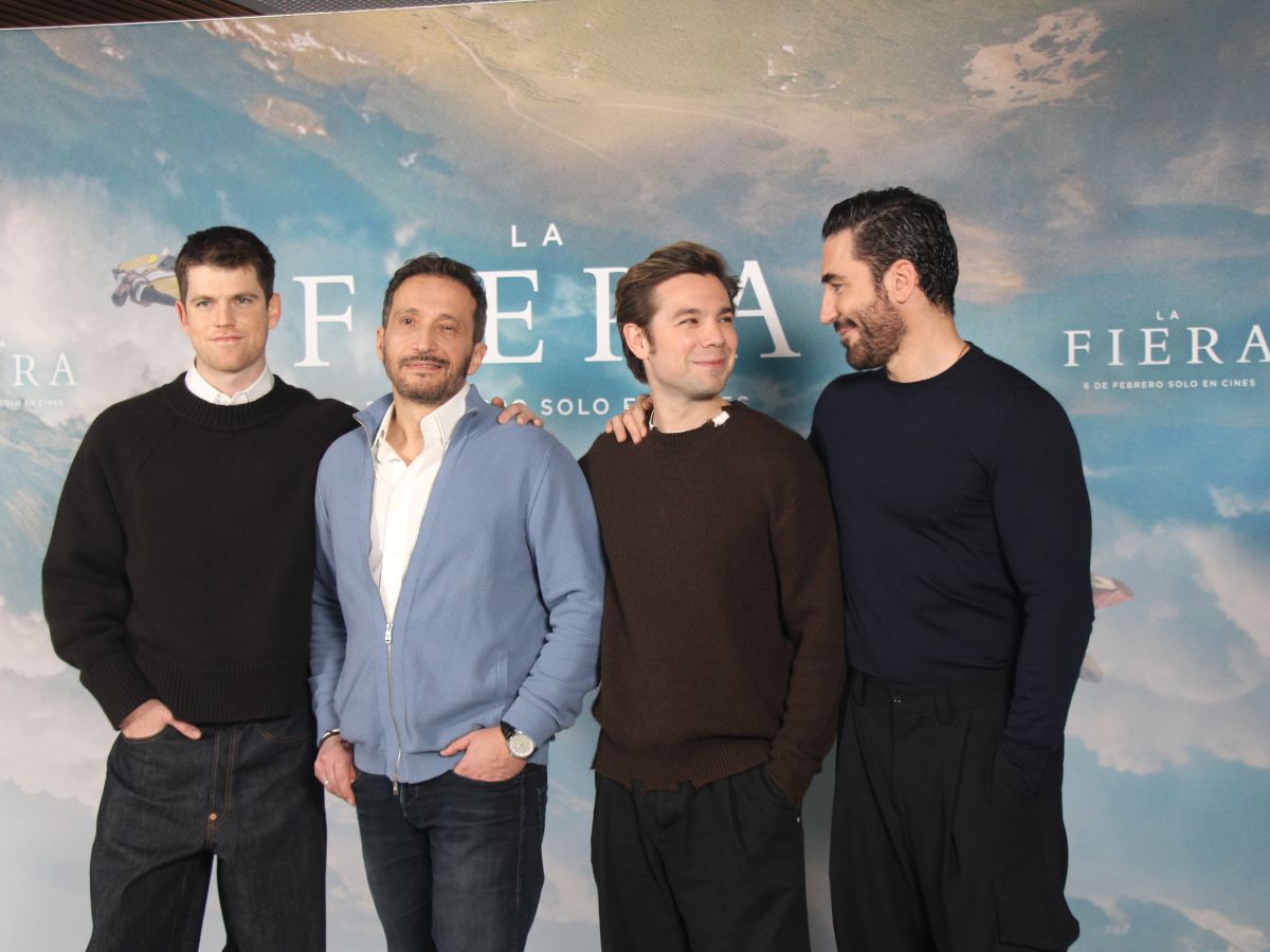 De izquierda a derecha: Miguel Bernardeau con un jerséy marrón, el director Salvador Calvo con chaqueta azul, Carlos Cuevas con jersey marrón y Miguel Ángel Silvestre con jersey negro presentando La fiera.