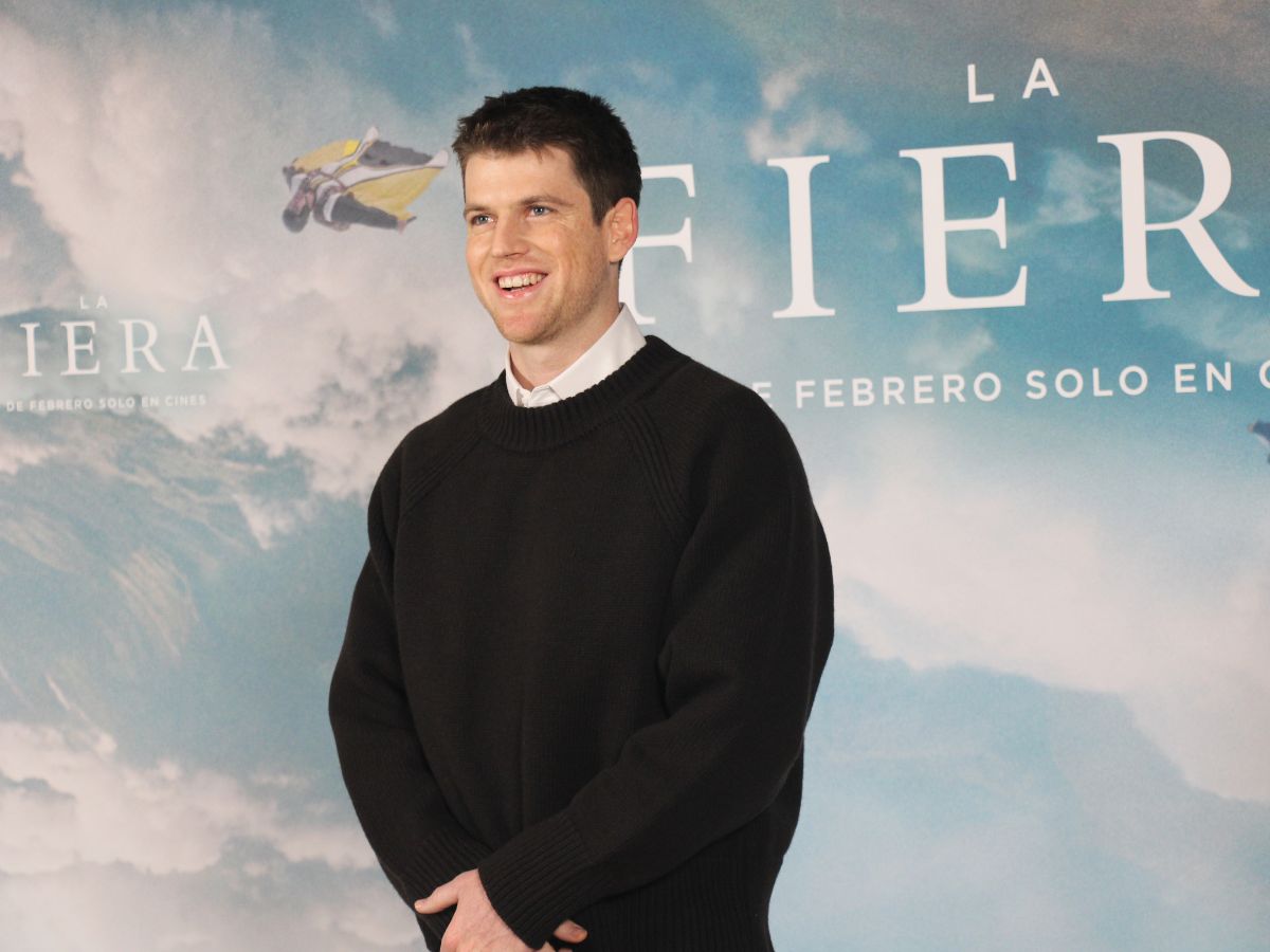 Miguel Bernardeau posa sonriente ante los medios para presentar La fiera, su última película.