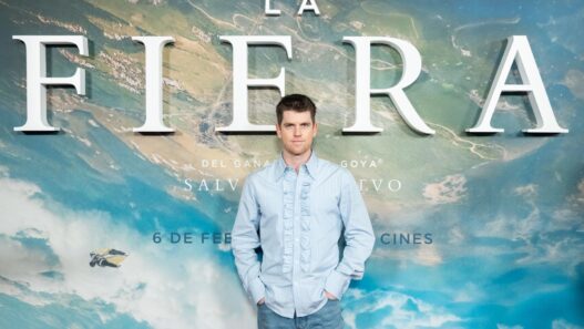 Miguel Bernardeau con una camisa azul en la premiere en Madrid de la película La Fiera.