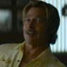 Brad Pitt con camisa amarilla como Cliff Booth en una escena de la película The adventures of Cliff Booth.