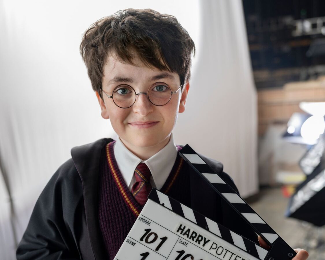 Dominic McLaughlin vestido con el traje negro y corbata de Hogwarts para interpretar a Harry Potter en la nueva serie.