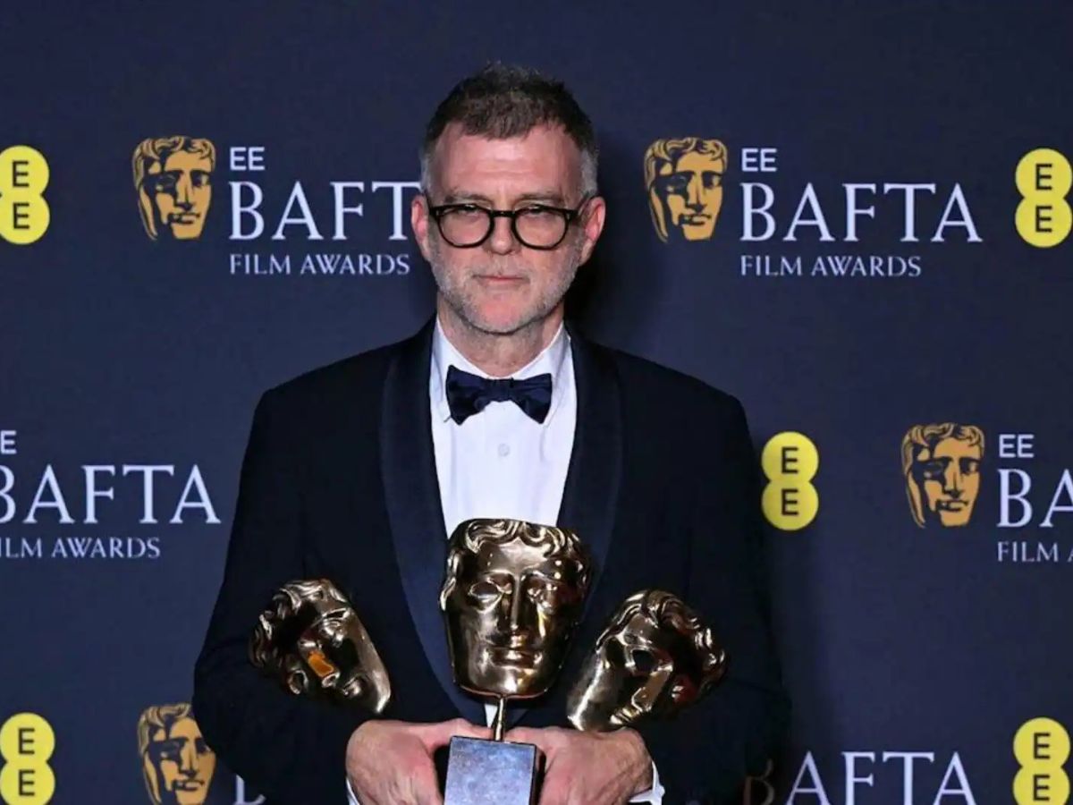 Paul Thomas Anderson en la gala de los BAFTA 2026 sujetando tres premios por su película Una batalla tras otra, como director y guionista.