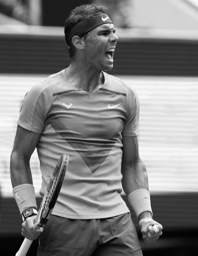 Rafa Nadal con un reloj Richard Mille en la muñeca mientras juega al tenis.