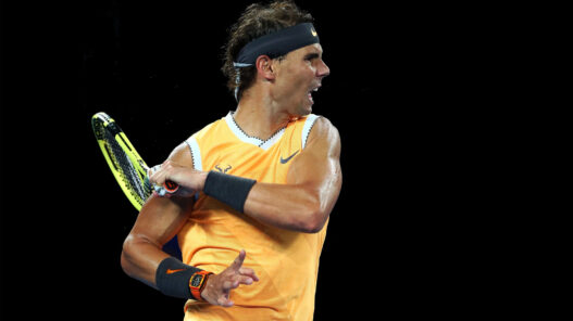 El tenista Rafa Nadal dando un raquetazo con un reloj Richard Mille en la muñeca.