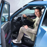 Rafa Nadal da una lección de humildad con su colección de coches particular: "No es un Kia, pero está bien" Rafa Nadal al volante del nuevo Kia EV9 azul
