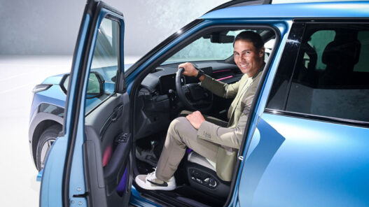 Rafa Nadal al volante del nuevo Kia EV9 azul