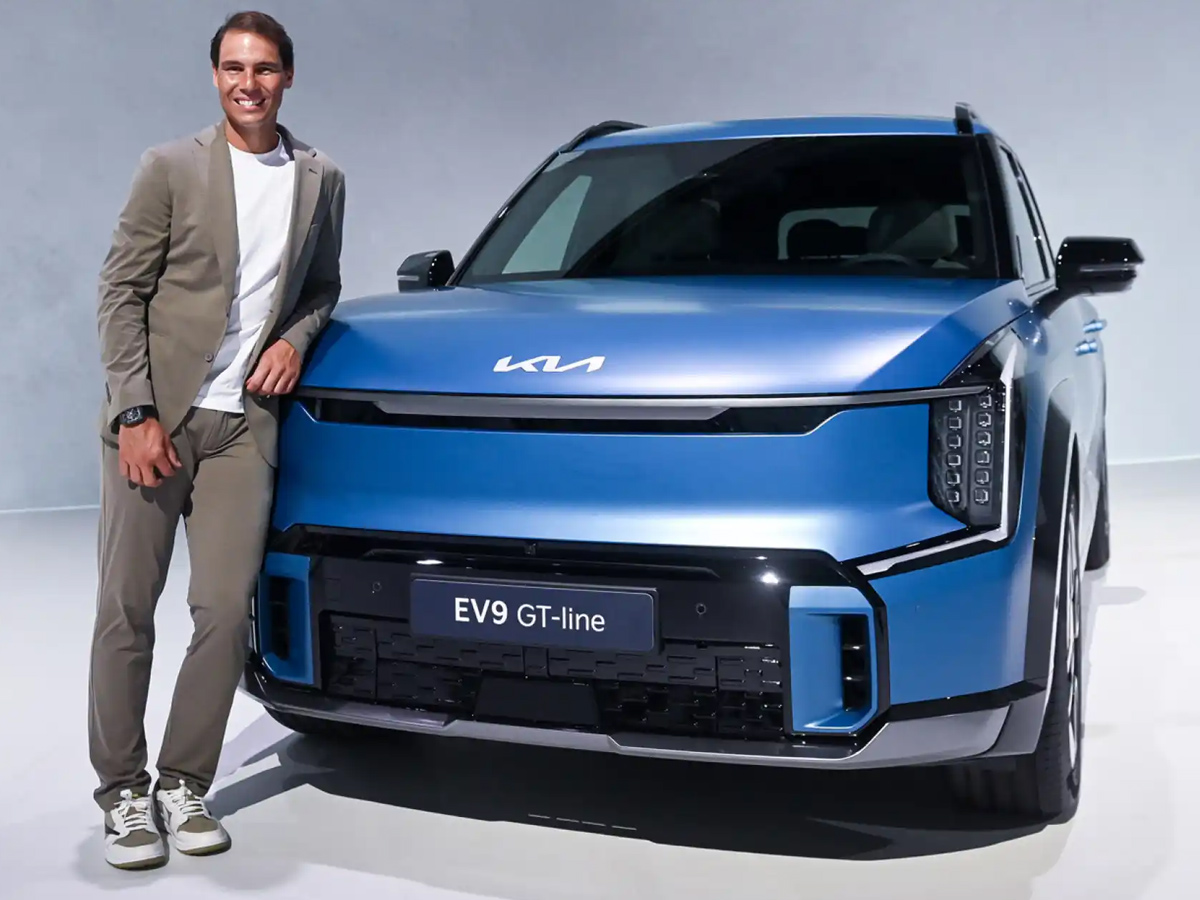 Rafa Nadal posa junto al Kia EV9, SUV eléctrico de siete plazas y hasta 500 kilómetros de autonomía.