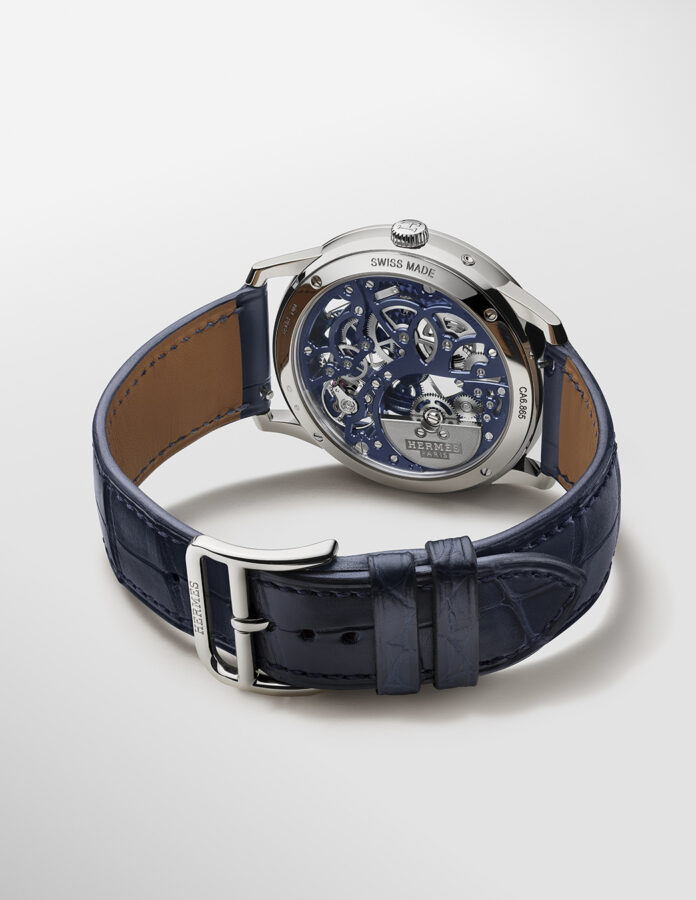 Movimiento extraplano Hermès H1953 visto a través del fondo de zafiro