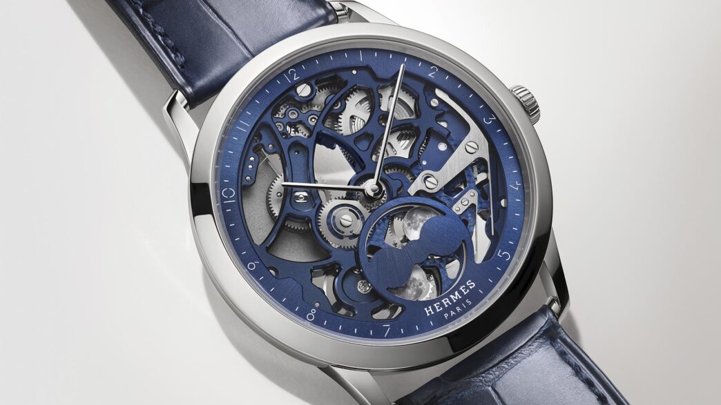 Reloj Hermès Slim d’Hermès Squelette Lune con esfera calada azul.