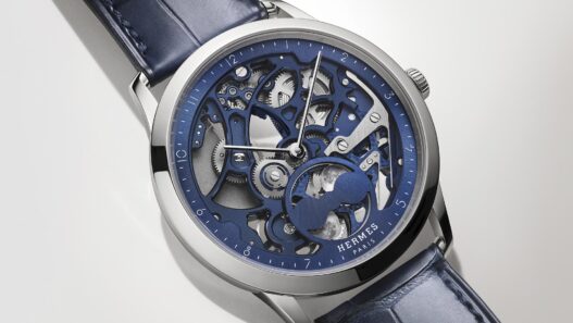 Reloj Hermès Slim d’Hermès Squelette Lune con esfera calada azul.
