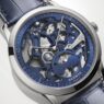 Reloj Hermès Slim d’Hermès Squelette Lune con esfera calada azul.