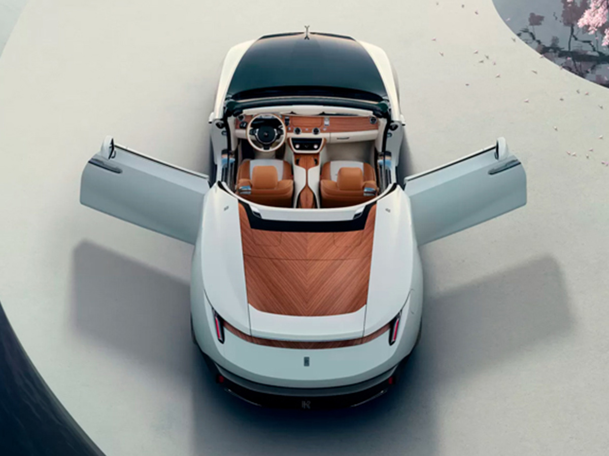 La tercera unidad del programa Droptail, Arcadia Droptail, vista con sus originales puertas de apertura invertida.