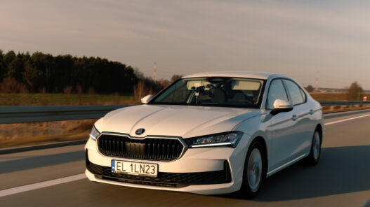 Skoda Superb gris circulando por carretera consigue record de km con un solo depósito