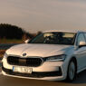 Skoda Superb gris circulando por carretera consigue record de km con un solo depósito