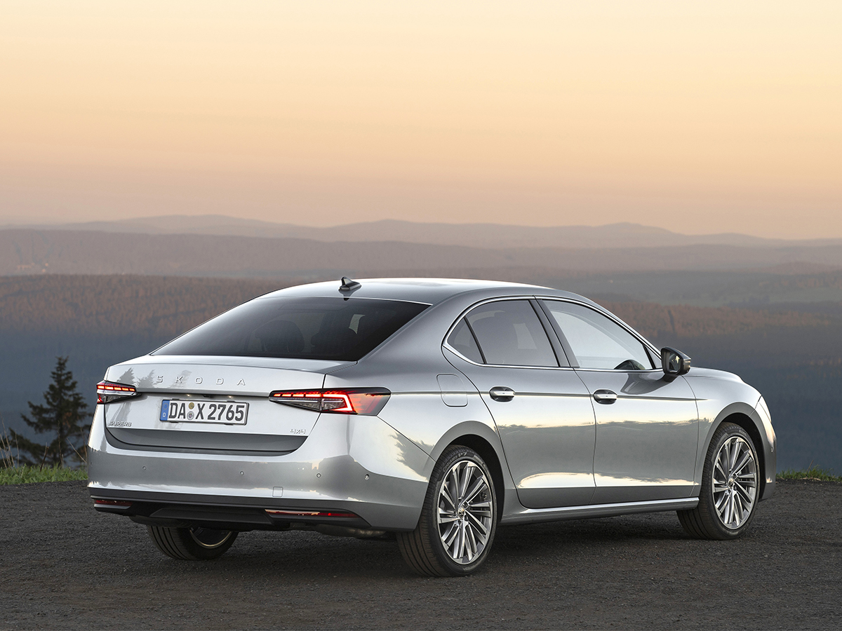 Škoda Superb 2.0 TDI gris parado en un mirador en un atardecer