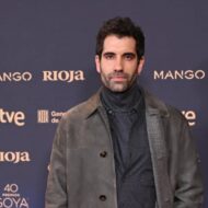 Tamar Novas, actor: “Estamos en un camino de mucho individualismo y posicionamientos políticos que asustan” El actor Tamas Novas con chaqueta gris y jersey gris posando en el photocall de la cena de nominados de los 40 Premios Goya.