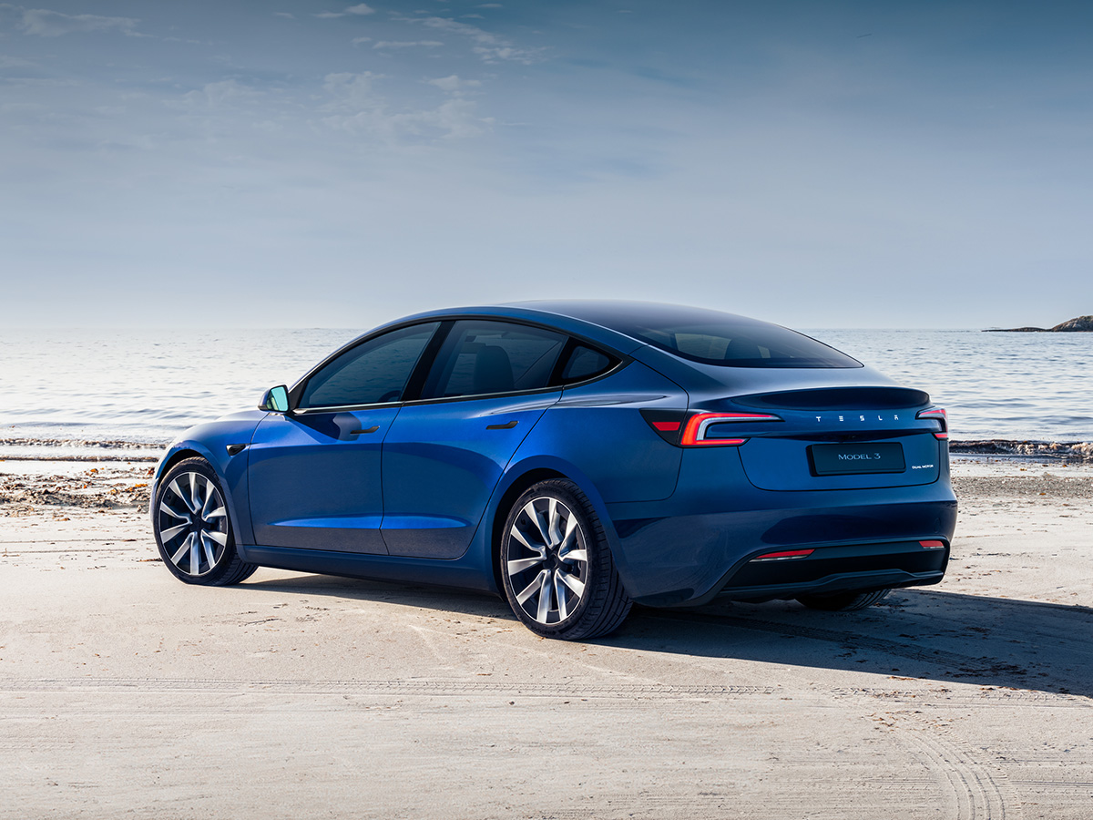 Tesla Model 3 azul trasera