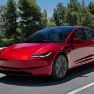 Por qué el Tesla Model 3 se ha convertido en la compra inteligente del mercado eléctrico Tesla Model 3 rojo circulando carretera