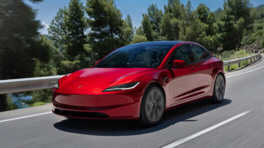 Tesla Model 3 rojo circulando carretera