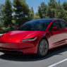 Tesla Model 3 rojo circulando carretera