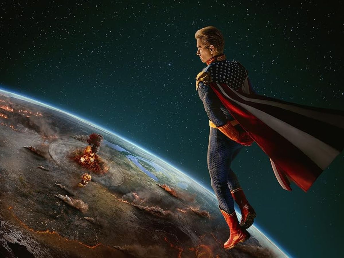 El personaje de Patriota con su capa y su traje azul y rojo observando la Tierra desde el espacio en The Boys.