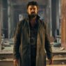 Karl Urban con un abrigo gris y largo en su papel de Carnicero en la quinta temporada de The Boys.