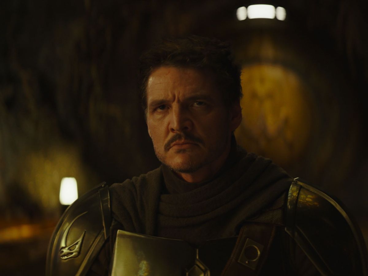 Pedro Pascal sin casco pero con el traje de cazarrecompensas interpretando de nuevo a Mando en el tráiler de la película The Mandalorian and Grogu.