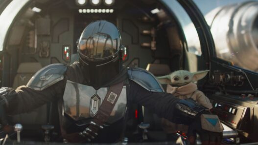 Mando y Grogu a bordo de una nave espacial en una escena del tráiler de The Mandalorian and Grogu.