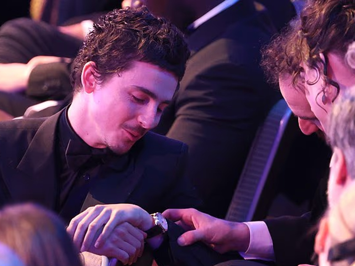 Timothée Chalamet presume de su reloj de más de 100.000 euros a sus compañeros durante la ceremonia de los premios BAFTA.