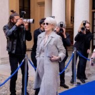 El diablo viste de Prada 2: el glamour con Anne Hathaway y Meryl Streep en el primer tráiler Mery Streep con traje gris en una alfombra azul posando ante los medios y detrás Anne Hathaway en El diablo viste de Prada 2.