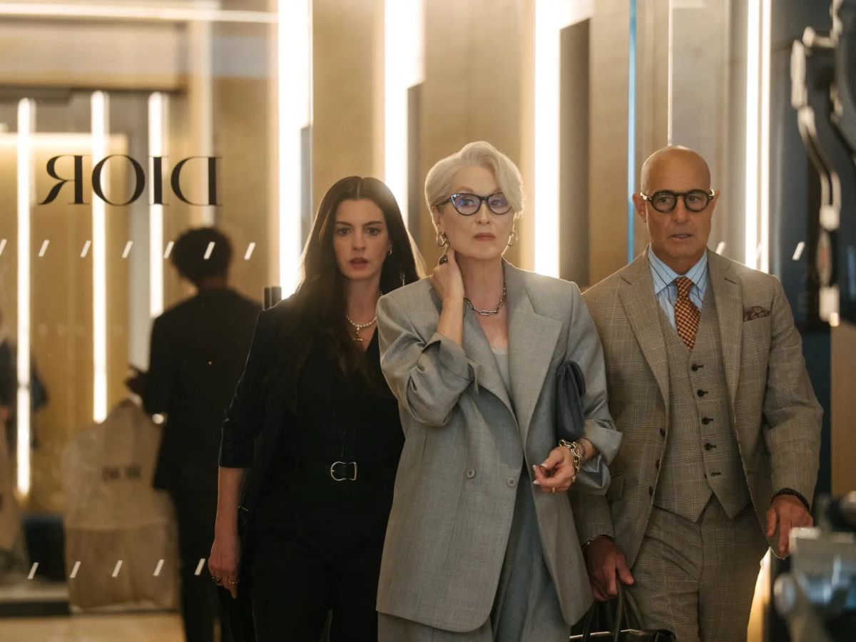 Anne Hathaway vestida de negro con Meryl Streep con chaqueta gris y Stanley Tucci con traje marrón en el tráiler de El diablo viste de Prada 2.