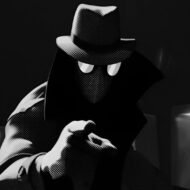El sorprendente tráiler de Spider-Noir, la versión más oscura de Spider-Man, revela algo que nadie esperaba Imagen en blanco y negro de Spider-Noir con gabardina y sombrero en la nueva serie de Amazon Prime Vídeo.
