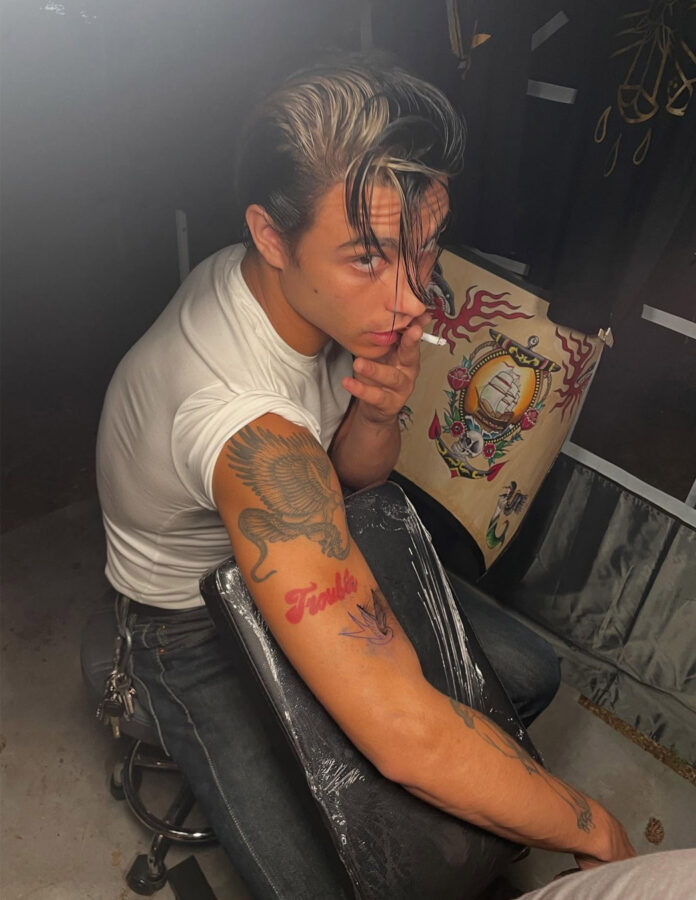 El actor español Mitch haciéndose un tatuaje