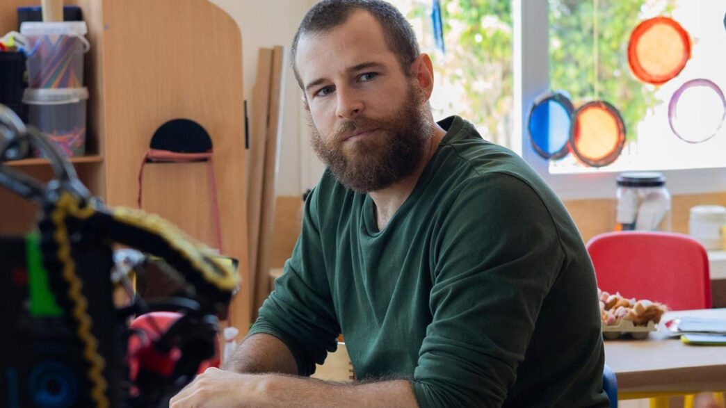 Alvaro Cervantes en la película "Sorda" interpretando a Héctor