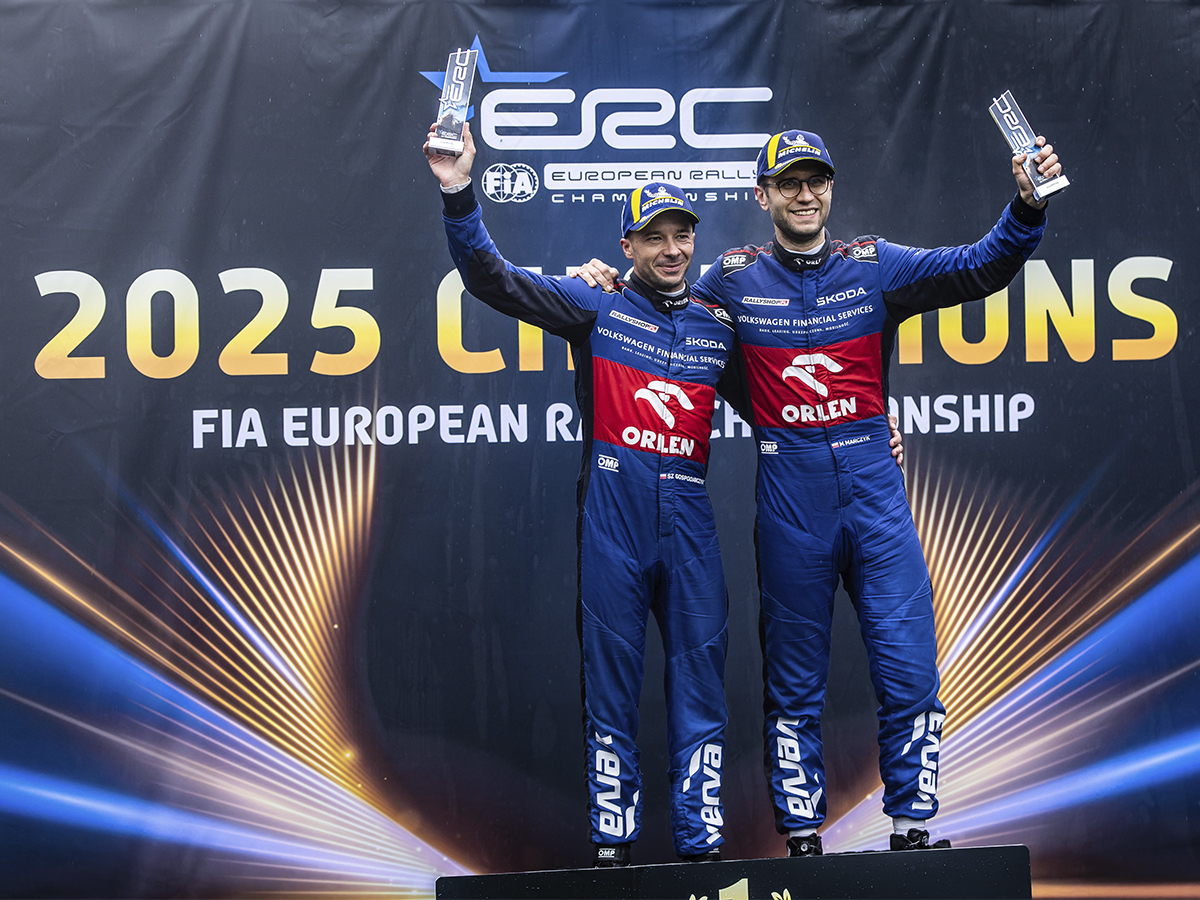 Miko Marczyk y su copiloto celebrando tras ganar el campeonato europeo de rally